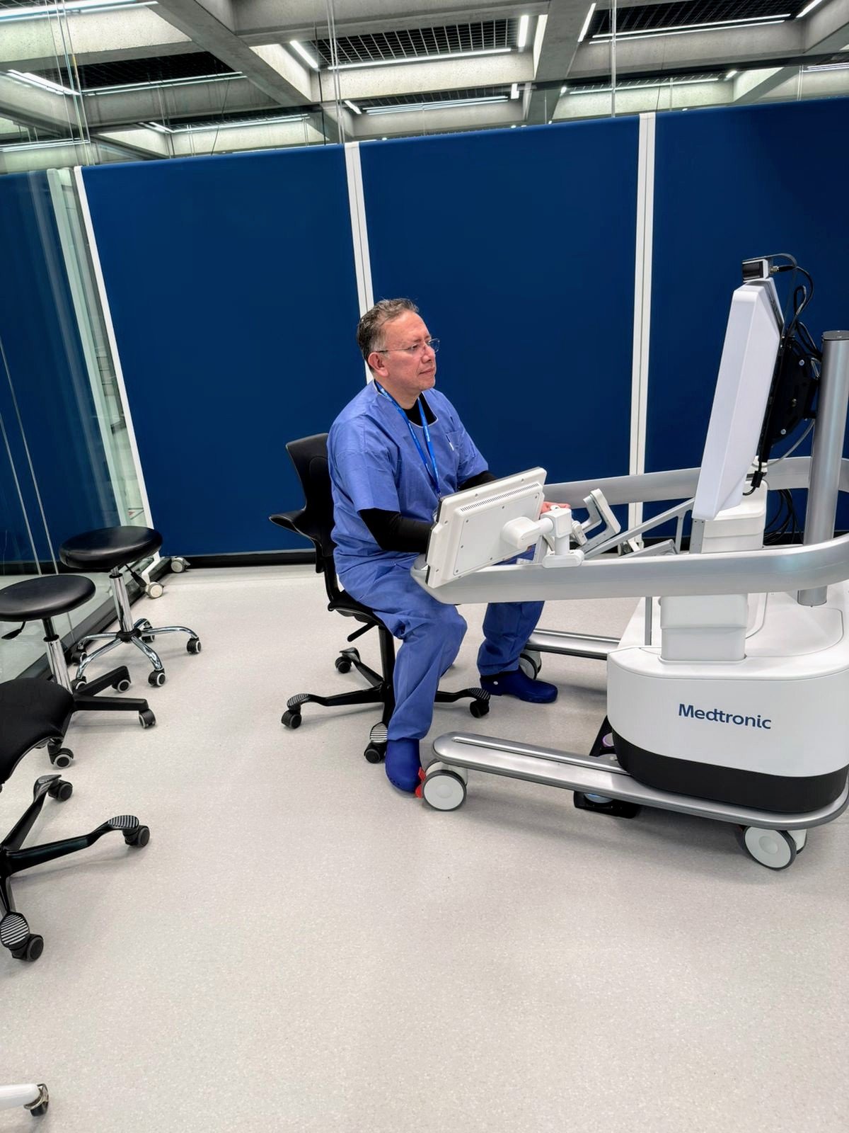 Dr. Ignacio Reyes Urrutia operando la plataforma robótica Medtronic HUGO RAS para cirugía ginecológica de mínima invasión