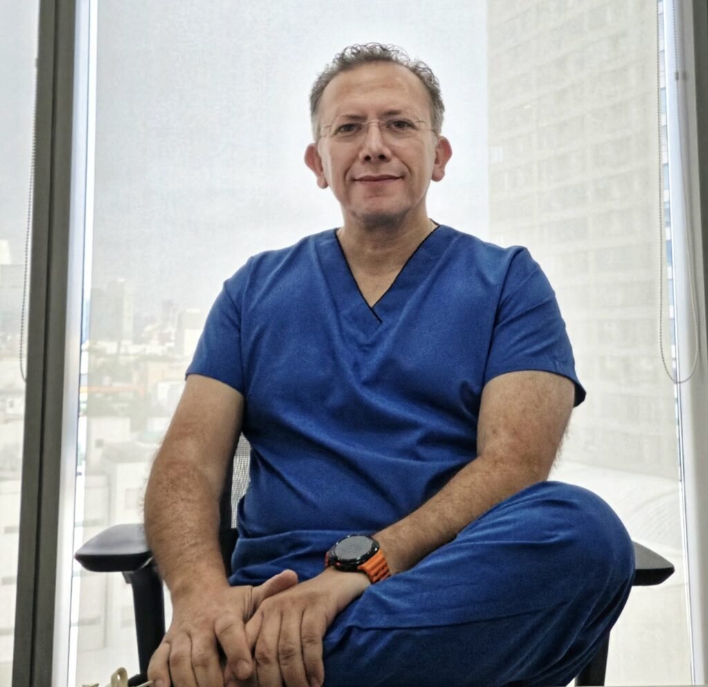 Dr. Ignacio Reyes Urrutia, ginecólogo y obstetra, listo para atender tu consulta en Ciudad de México