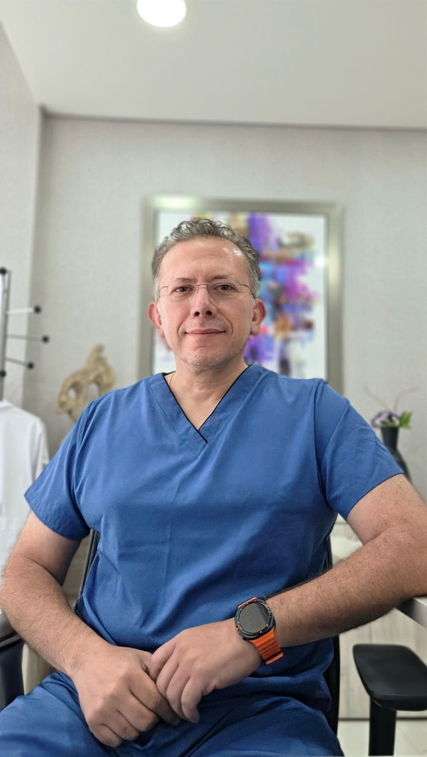 Dr. Ignacio Reyes Urrutia, ginecólogo especialista en salud íntima, en consulta en Ciudad de México