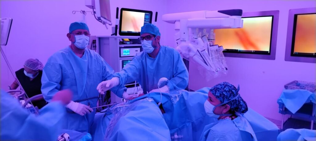 Dr. Ignacio Reyes Urrutia y su equipo durante una cirugía laparoscópica ginecológica