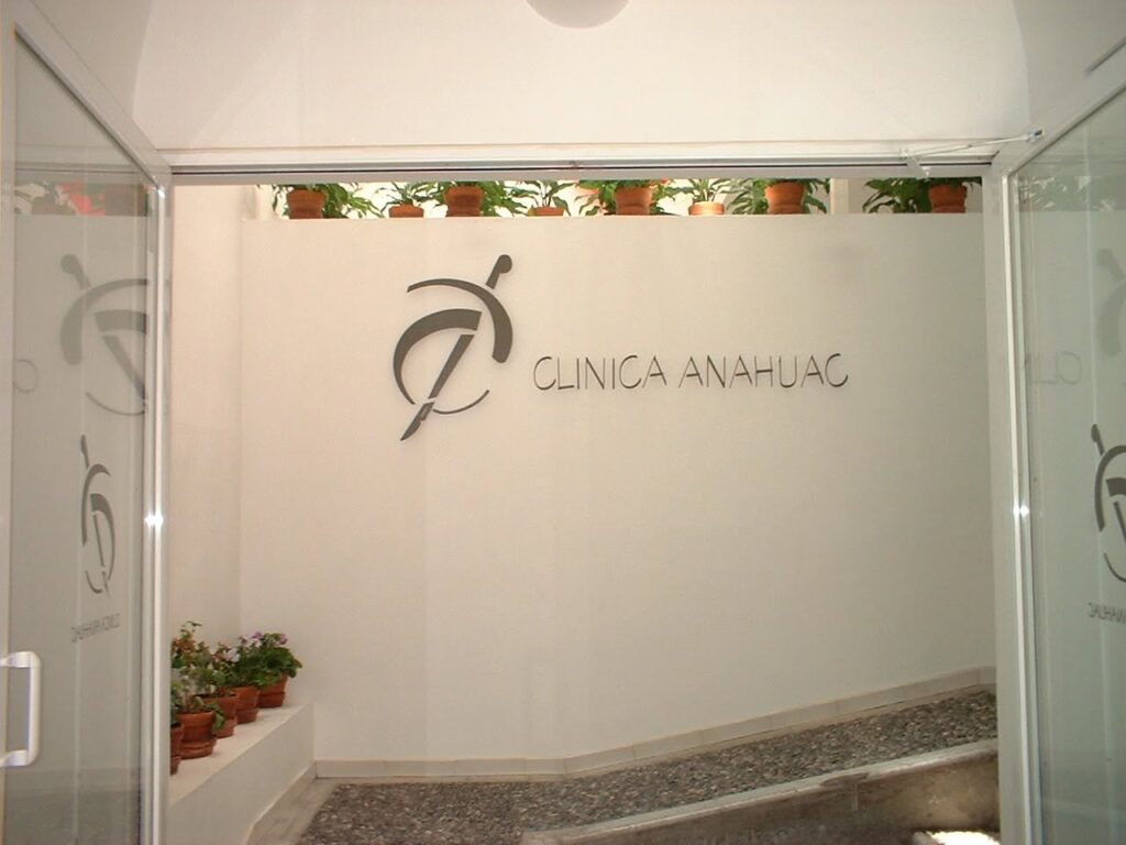 Entrada de Clínica Anáhuac en Roma Sur, sede de consulta del Dr. Ignacio Reyes Urrutia
