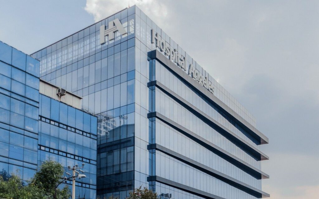 Fachada de Hospital Ángeles Universidad, sede de consulta del Dr. Ignacio Reyes Urrutia en CDMX