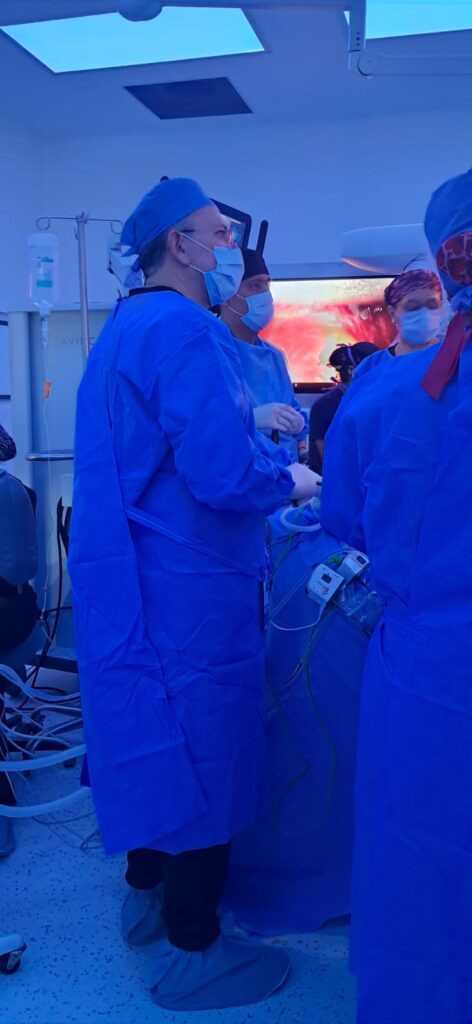 Equipo quirúrgico del Dr. Ignacio Reyes Urrutia durante una laparoscopia ginecológica