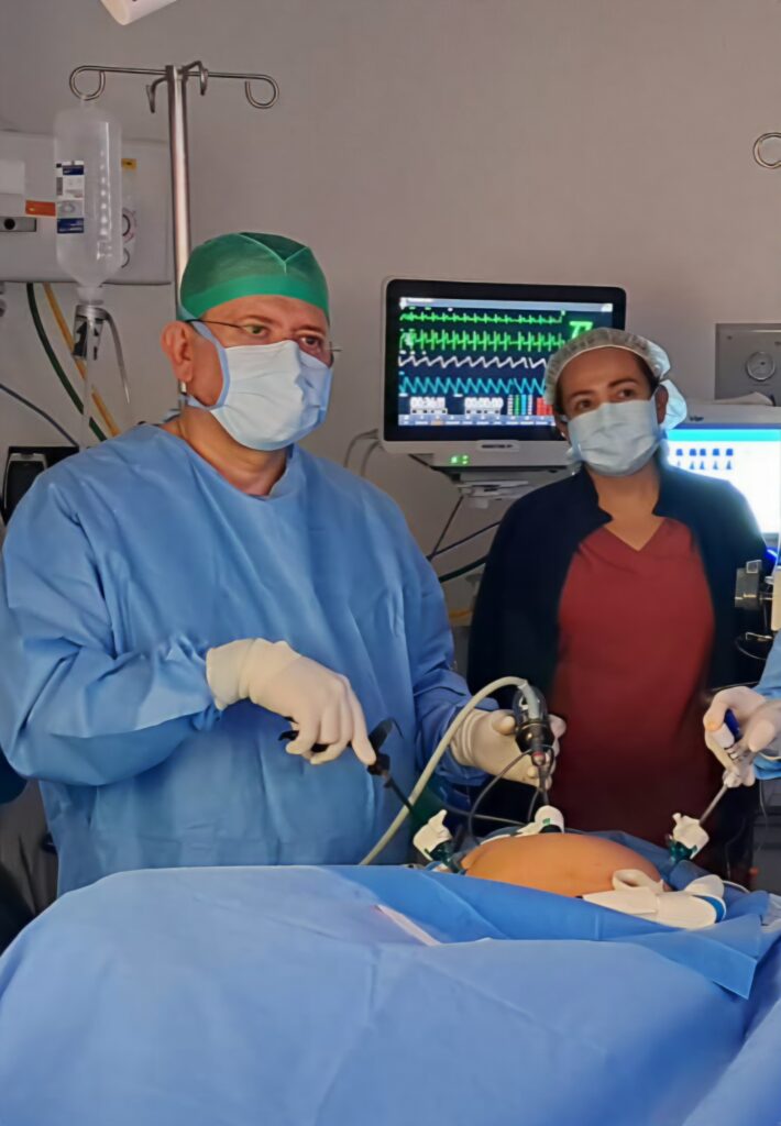 Dr. Ignacio Reyes Urrutia durante una cirugía laparoscópica ginecológica